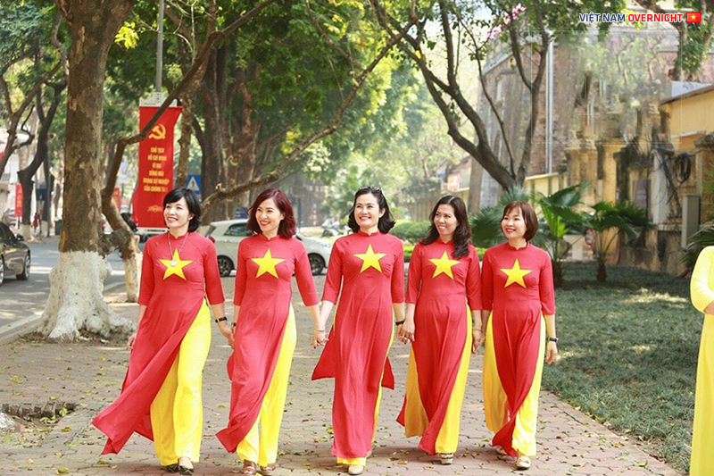 Áo Dài Trong Màu Cờ Tổ Quốc Đón Đại Lễ Quốc Khánh Sắp Đến | Áo Dài Trang Võ 